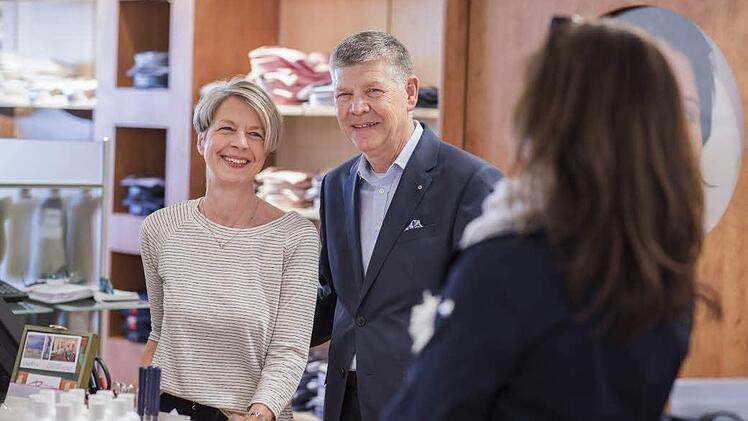 Berater k&ouml;nnen dem Kunden Empfehlungen geben und ihm auch sagen, wie gut ihm ein Sakko steht: Diese Qualit&auml;t zeichnet den innerst&auml;dtischen Einzelhandel aus, sagen Karin und Manfred Ptok. Foto:Hagen Lehmann