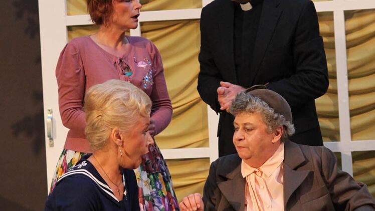 Vorne: Mrs Price-Ridley (Hilde Volkmann) und Miss Marple (Sonja Bayer), hinten: der Pfarrer und seine Frau Griselda (Andrea Vießmann) Foto: Jürgen Gärtner