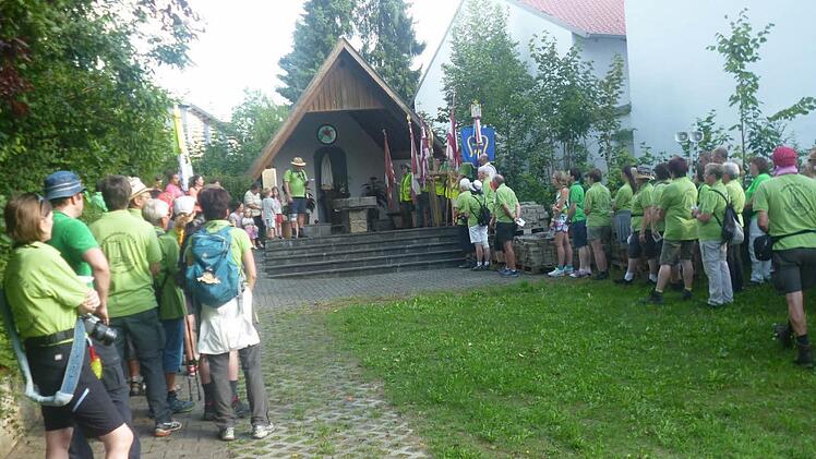 Am ersten Tag tragen die Wallfahrer grün.