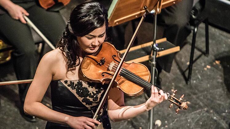 Die junge Geigerin Hyeyoon Park war die umjubelte Solistin beim Sinfoniekonzert im Landestheater. Unter der Leitung von Coburgs Generalmusikdirektor Roland Kluttig interpretierte sie das 1. Violinkonzert von Sergej Prokofjew. Foto: Jochen Berger