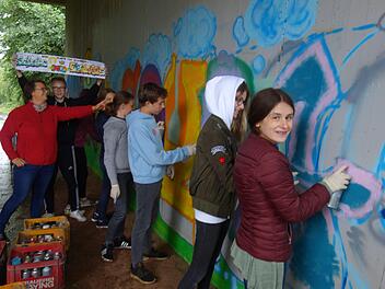 Studienrätin Ines Hoepfel, die den Kurs leitete, ließ den Schülern unter fachkundlicher Anleitung des "Sprayers Alex" (Alexander Reuther) freien Lauf bei ihrer Sprühaktion.  Foto: Doris Weidner