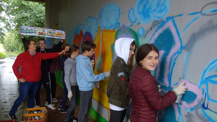 Studienrätin Ines Hoepfel, die den Kurs leitete, ließ den Schülern unter fachkundlicher Anleitung des "Sprayers Alex" (Alexander Reuther) freien Lauf bei ihrer Sprühaktion.  Foto: Doris Weidner