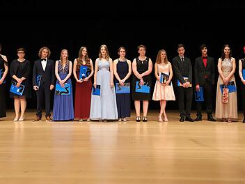 Sie alle erreichten ein "echtes" Einserabitur: Julian Gick 1,0 (Küps), Lara Brühl 1,1 (Marktrodach), Elena Müller, 1,2 (Steinwiesen), Theresa Tumbach 1,2 (Pressig), Jessica Baumann 1,3 (Ludwigsstadt), Julien Geiger 1,3 (Schneckenlohe), Anna-Lena Fröba 1,4, Nadja Fröba 1,4 (beide Steinbach/Wald), Antonia Lanzloth 1,4 (Küps), Selina Schuberth 1,4 (Kronach), Paul Thiele 1,4 (Marktrodach), Isabel Roth 1,5 (Weißenbrunn), Eva Wachter 1,5 (Stockheim). Marian Hamacher