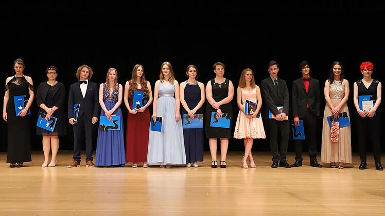 Sie alle erreichten ein "echtes" Einserabitur: Julian Gick 1,0 (Küps), Lara Brühl 1,1 (Marktrodach), Elena Müller, 1,2 (Steinwiesen), Theresa Tumbach 1,2 (Pressig), Jessica Baumann 1,3 (Ludwigsstadt), Julien Geiger 1,3 (Schneckenlohe), Anna-Lena Fröba 1,4, Nadja Fröba 1,4 (beide Steinbach/Wald), Antonia Lanzloth 1,4 (Küps), Selina Schuberth 1,4 (Kronach), Paul Thiele 1,4 (Marktrodach), Isabel Roth 1,5 (Weißenbrunn), Eva Wachter 1,5 (Stockheim). Marian Hamacher