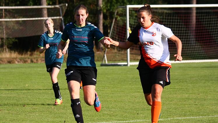 Hand in Hand? Was auf diesem Bild den Eindruck von Harmonie vorgaukelt, endete mit einem 16:0-Kantersieg des SC Gremsdorf bei der SG Poxdorf (grüne Trikots).  Foto: Stefan Stark