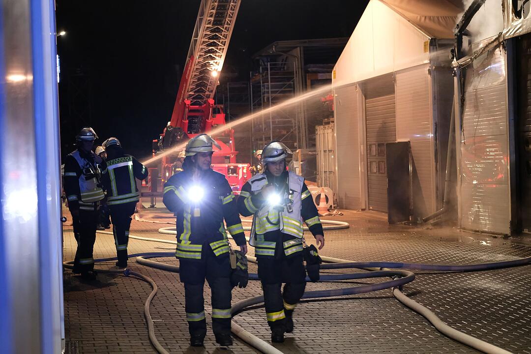 Erlangen-Eltersdorf: Firma für Umwelttechnik  brennt – Anwohner sollen Türen und Fenster schließen