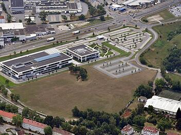 Im Luftbild erschließt sich die Lage der Brose-Gebäude zwischen Berliner Ring (oben) und Memmelsdorfer Straße (links). Unterhalb des bestehenden Gebäudes könnte nun der zweite Bauabschnitt entstehen.  Foto: Ronald Rinklef