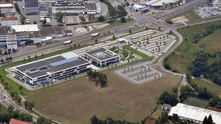 Im Luftbild erschließt sich die Lage der Brose-Gebäude zwischen Berliner Ring (oben) und Memmelsdorfer Straße (links). Unterhalb des bestehenden Gebäudes könnte nun der zweite Bauabschnitt entstehen.  Foto: Ronald Rinklef