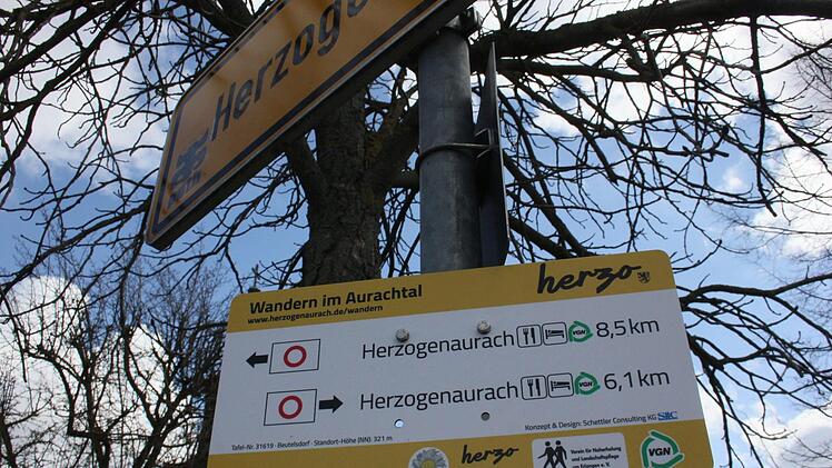 Wegweiser an der Kapelle in Beutelsdorf