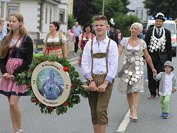 Das Königshaus mit den örtlichen Schützenschwestern und Schützenbrüdern bildete das Ende des traditionellen Festumzugs in Wallenfels. Michael Wunder