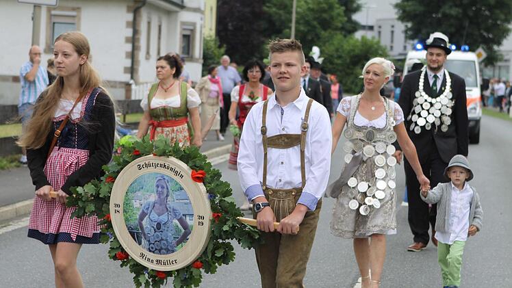 Das Königshaus mit den örtlichen Schützenschwestern und Schützenbrüdern bildete das Ende des traditionellen Festumzugs in Wallenfels. Michael Wunder