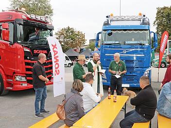 Während der Andacht wurden auch zwei neue Trucks und deren Fahrer gesegnet. Markus Nützel aus Hirschaid und Tobias Schmitt aus Scheinfeld war der Segen für ihr Fahren und Tun wichtig. Fotos: Rainer Glissnik