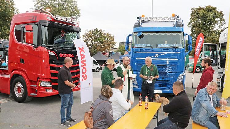 Während der Andacht wurden auch zwei neue Trucks und deren Fahrer gesegnet. Markus Nützel aus Hirschaid und Tobias Schmitt aus Scheinfeld war der Segen für ihr Fahren und Tun wichtig. Fotos: Rainer Glissnik