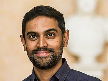 Harish Shankar dirigiert am Wochenende das Concertino und das 1. Sinfoniekonzert der neuen Saison am Landestheater Coburg. Shankar ist einer von drei Kandidaten, die sich um die Nachfolge von Roland Kluttig als Genalmusikdirektor bewirbt.Foto: Jochen Berger