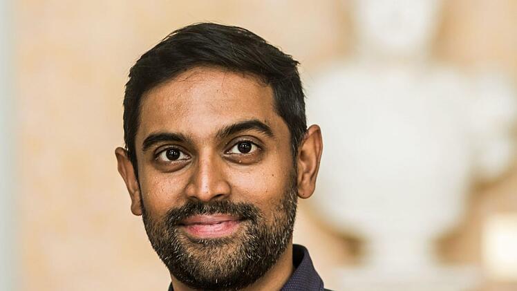 Harish Shankar dirigiert am Wochenende das Concertino und das 1. Sinfoniekonzert der neuen Saison am Landestheater Coburg. Shankar ist einer von drei Kandidaten, die sich um die Nachfolge von Roland Kluttig als Genalmusikdirektor bewirbt.Foto: Jochen Berger