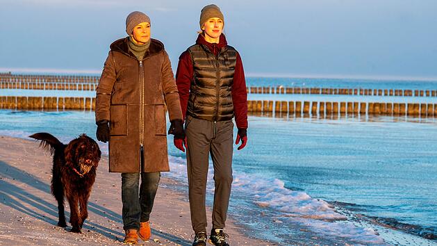 Die gerade beurlaubte Polizistin Ellen Norgaard (Rikke Lylloff, rechts) besucht ihre kranke Mutter. Karin Lossow (Katrin Sass) und Ellen sprechen &uuml;ber das Leben und den aktuellen Fall.