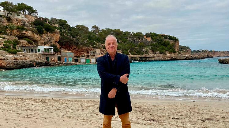 Die Dokumentation zeigt Hubertus Meyer-Burckhardt auch auf Mallorca, wo er zusammen mit seiner Ehefrau, der Journalistin und Buchautorin Dorothee R&ouml;hrig, die mediterrane Lebensart und unkomplizierte Geselligkeit genie&szlig;t