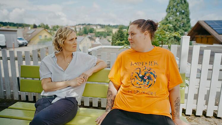 Caren Miosga (links) trifft in ihrer Reportage pflegende Angeh&ouml;rige, die mit ihren Kr&auml;ften oft am Ende sind - etwa Angelina Kusterer, die seit Jahren ihre beiden Eltern pflegt.