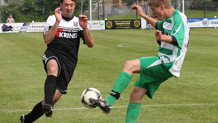 Der Sander Alexander Reinhart (links) wird von dem Großbardorfer Spieler gestoppt.