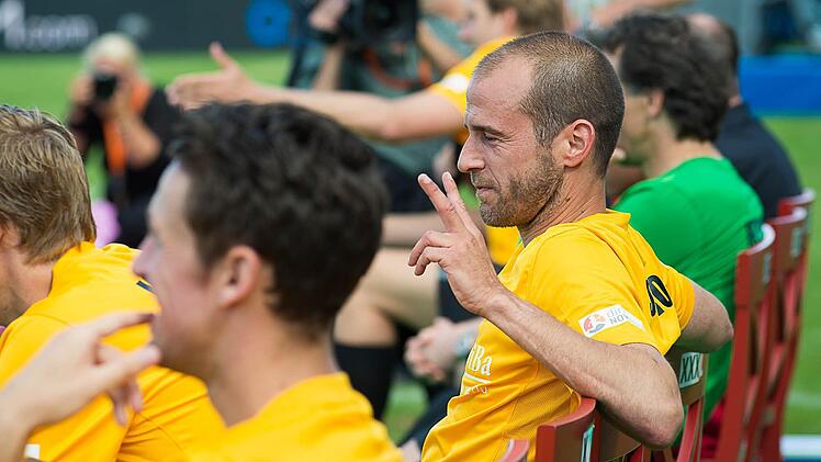 Ex-Bayer-Spieler Mehmet Scholl auf der Bank.  Foto: Tobias Köpplinger