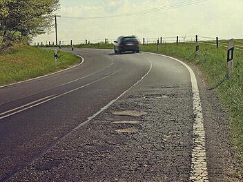 So wie hier bei Kleinneuses sieht es an vielen Stellen der Staatsstraße von Höchstadt nach Weisendorf aus. Foto: Andreas Dorsch