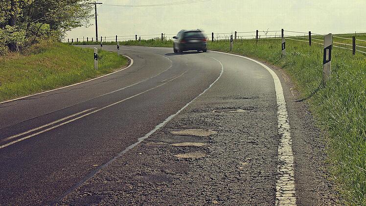 So wie hier bei Kleinneuses sieht es an vielen Stellen der Staatsstraße von Höchstadt nach Weisendorf aus. Foto: Andreas Dorsch