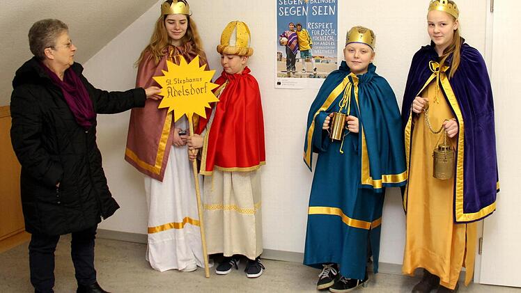 Dagmar Haas hilft den Sternsingern bei der Anprobe und beim Einstudieren der Lieder. Foto: Johanna Blum