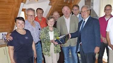 Von links: Giovanna und Klaus Schiffauer, Waldemar Hebda, Jubilarin Kunigunde Schiffauer, Pfarrer Pater Alard, B&uuml;rgermeister Alfred Kolenda, Peter Sandler, Rolf Peilnsteiner, J&uuml;rgen D&ouml;rfler, Klaus und Christa Stump Foto: Klaus-Peter Wulf