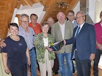 Von links: Giovanna und Klaus Schiffauer, Waldemar Hebda, Jubilarin Kunigunde Schiffauer, Pfarrer Pater Alard, Bürgermeister Alfred Kolenda, Peter Sandler, Rolf Peilnsteiner, Jürgen Dörfler, Klaus und Christa Stump Foto: Klaus-Peter Wulf