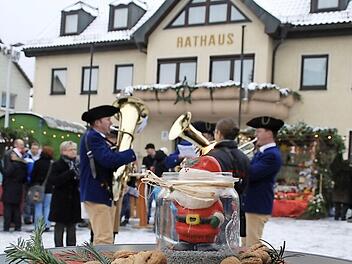 Dieses Stimmungsfoto entstand auf dem Plätzlesmoadd 2010. Es musizieren fünf Bläser auf dem winterlichen Marktplatz. Auch dieses Jahr werden sie wieder mit von der Partie sein. Foto: Kathrin Kupka-Hahn/Archiv