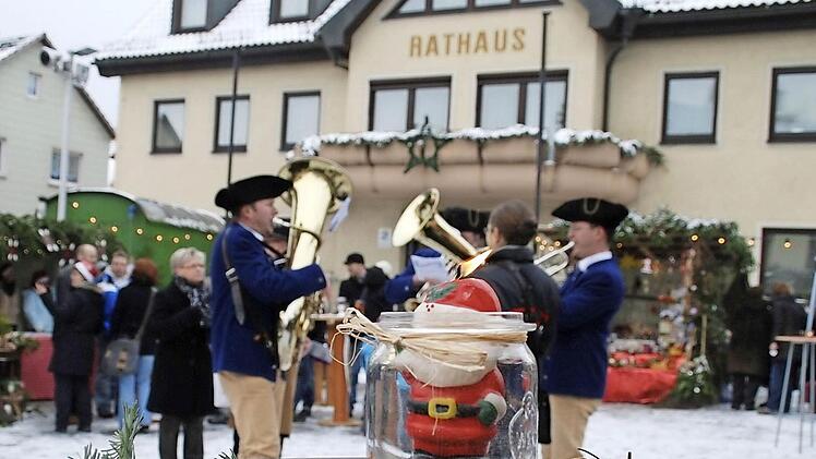 Dieses Stimmungsfoto entstand auf dem Plätzlesmoadd 2010. Es musizieren fünf Bläser auf dem winterlichen Marktplatz. Auch dieses Jahr werden sie wieder mit von der Partie sein. Foto: Kathrin Kupka-Hahn/Archiv