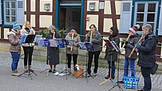 Die Flötengruppe Untermerzbach stimmte auf den Weihnachtsmarkt und auf den 1. Advent vor dem Rathaus Untermerzbach ein.