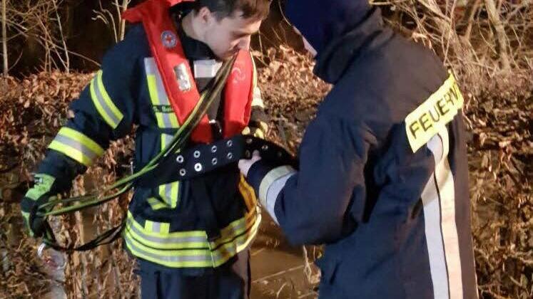 "Auf dem Aspensee ist jemand in das Eis eingebrochen": Dieser Notlage widmete sich eine Übung der Feuerwehr zusammen mit der Wasserwacht Bad Kissingen. Die Retter wurden mit Leine abgesichert, ehe sie mit Leitern den Eingebrochenen retteten.  Foto: Stefan Geiger