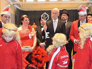 Oberbürgermeister Kay Blankenburg hat nach Monaten närrischer Herrschaft den Rathausschlüssel wieder. Die Fidelia Reiterswiesen und der BTC Garitz rückten auch die mit Schokoladennikoläusen (zur Nervenberuhigung) gefüllte Stadtkasse wieder heraus. Foto: Peter Rauch