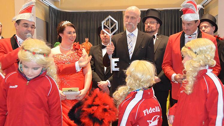 Oberbürgermeister Kay Blankenburg hat nach Monaten närrischer Herrschaft den Rathausschlüssel wieder. Die Fidelia Reiterswiesen und der BTC Garitz rückten auch die mit Schokoladennikoläusen (zur Nervenberuhigung) gefüllte Stadtkasse wieder heraus. Foto: Peter Rauch