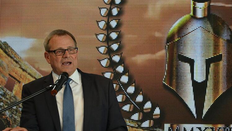 Der "Imperator-Magister der Schönborn-Arena" Schulleiter Joachim Schwigon spricht zu den GlABIatoren. Foto: Björn Hein