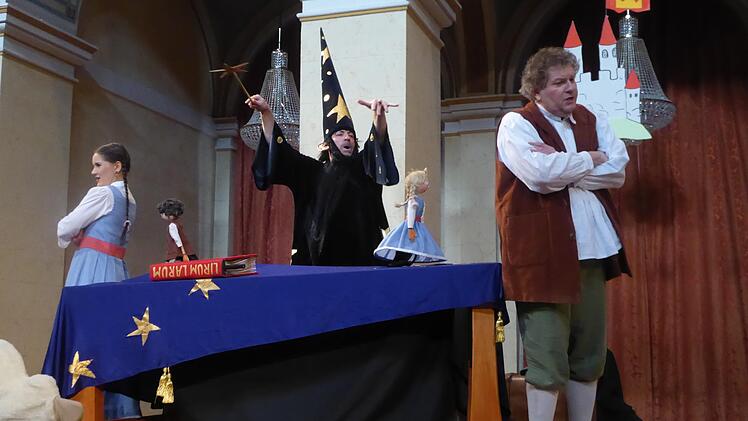Bastienne, mit der  Handpuppe eines Lammes, und ihr Geliebter Bastien, haben den Zauberer   Colas um Rat gefragt. Der nährt die Zweifel an der Treue der beiden. Foto: Gerhild Ahnert