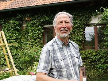 Peter Bergel in seinem Garten - für den wird er ab kommendem Jahr vielleicht künftig etwas weniger Zeit haben. Foto: Arkadius Guzy