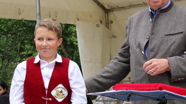 "50 ohne Null" Jahre ist der 13-jährige Alexander Schramm in der Wartenfelser Kapelle aktiv. Seit er mit acht Jahren angefangen hat, fehlte er in keiner einzigen Probe. Das war für NBMB-Kreisvorsitzenden Heinrich Ramming Grund für eine ungewöhnliche Auszeichnung. Foto: Klaus Klaschka