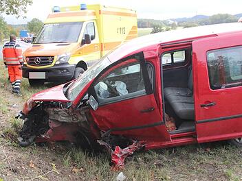 Unfall auf der B4 bei R&ouml;dental: Ein Beteiligter wurde im Coburger Land verletzt. Foto: Berthold K&ouml;hler