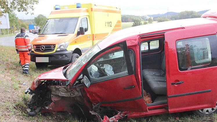 Unfall auf der B4 bei R&ouml;dental: Ein Beteiligter wurde im Coburger Land verletzt. Foto: Berthold K&ouml;hler