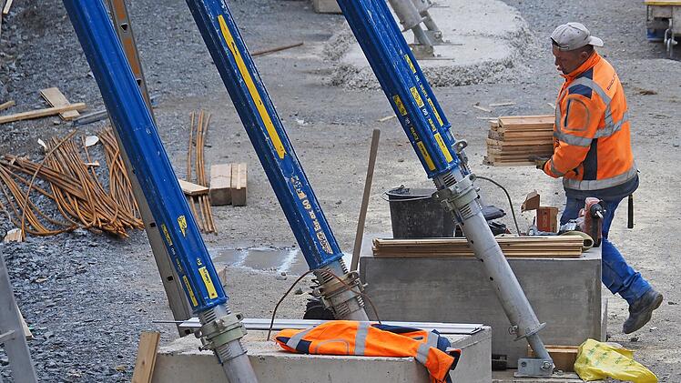 Nicht nur mächtige Walzen, sondern auch kleinere Rüttler kommen auf der Baustelle zum Einsatz.