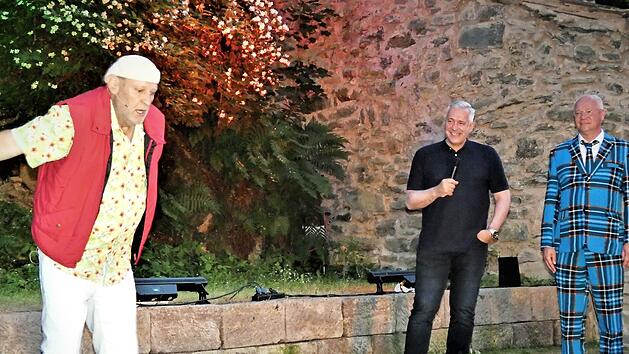 Auch Sternekoch Alexander Herrmann (Mitte) wurde von Martin Rassau (rechts) und Bernhard Ottinger (links) in den "Hokuspokus" mit eingebunden.
