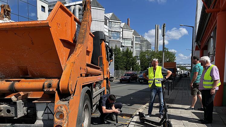 N&uuml;rnberg: Lkw erfasst Frau auf E-Scooter