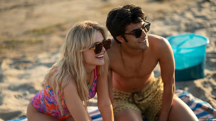 Unbeschwert genießen Cadence (Emily Alyn Lind) und Gat (Shubham Maheshwari) ihren Sommer - bis es zu einem tragischen Vorfall kommt.