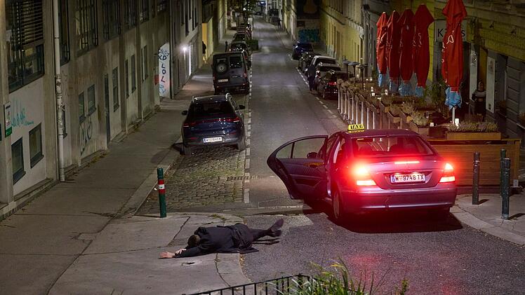 Nach einer Clubnacht in Wien steigt Alexander Haller (Philipp Hochmair) in ein Taxi. Darin hört er Klopfgeräusche aus dem Kofferraum und wird mit einer Wasserflasche von der Fahrerin betäubt. Er kann gerade noch rechtzeitig aus dem Auto springen.