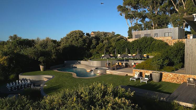 In Gansbaai in S&uuml;dafrika befindet sich das Grootbos Nature Reserve. Inmitten von mehr als zwei Hektar unber&uuml;hrter Natur k&ouml;nnen G&auml;ste Luxus genie&szlig;en, aber auch die zahlreichen Pflanzen- und Tierarten bestaunen.
