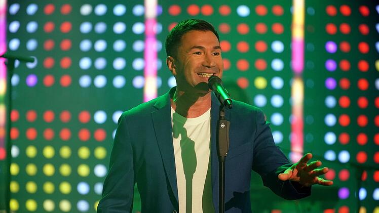 Lucas Cordalis, der gerne zusammen mit seiner Gattin Daniela Katzenberger im Rampenlicht steht, kommt als Musikgast in die Show.