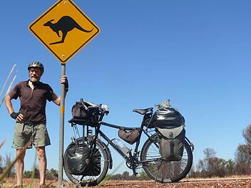 Manfred Wagner aus Holzhausen ist mit seinem Rad und zentnerschwerem Gepäck tausende Kilometer durch Australien geradelt. Fotos: Manfred Wagner