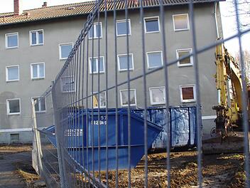 Die Bauzäune stehen, die Abrissarbeiten schreiten voran. Wie, wann und von wem gebaut wird, steht jedoch noch infrage. Die neue Situation für das Kronacher Feuerwehrhaus und die Atemschutzübungsanlage soll nun doch erst 2014 geklärt werden. Foto: Marco Meißner